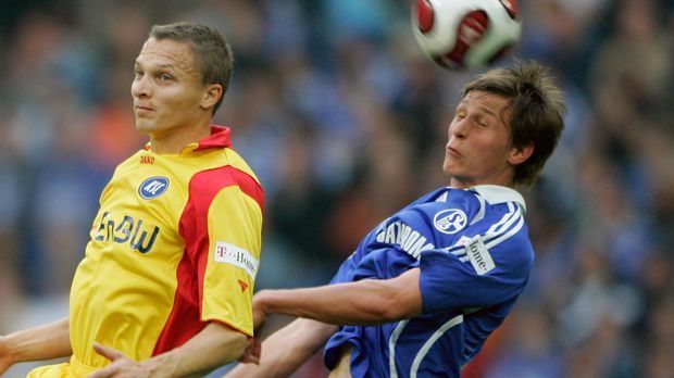 
                <strong>Benedikt Höwedes (FC Schalke)</strong><br>
                Benedikt Höwedes (FC Schalke): Einmal Schalke, immer Schalke. Für Höwedes könnte dieses Sprichwort Wirklichkeit werden. Denn der Innenverteidiger spielt seit seinem Profi-Debüt im Oktober 2007 immer noch bei den Knappen. Mittlerweile ist der 28-Jährige schon 15 Jahren beim Traditionsklub aus dem Ruhrpott.
              