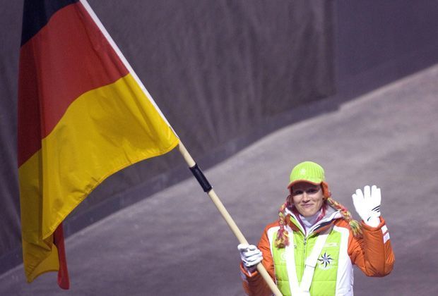 
                <strong>2006 in Turin: Kati Wilhelm</strong><br>
                Bei den Olympischen Winterspielen 2006, die sich in der italienischen Alpenstadt Turin ereigneten, führte die Biathletin Kati Wilhelm die deutsche Mannschaft mit einem äußerst gewagtem Outfit ins Turiner Olympiastadion. Das Ergebnis: Erster im Medaillenspiegel!
              