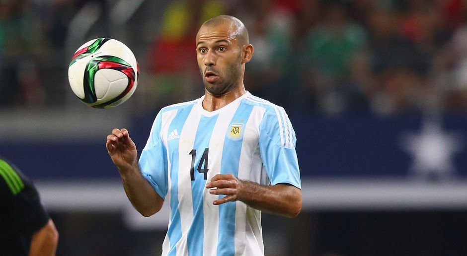 
                <strong>Javier Mascherano</strong><br>
                Javier Mascherano: Der Barcelona-Star stand insgesamt schon 129-mal für sein Heimatland Argentinien auf dem Platz. Zuletzt leistete sich der Innenverteidiger im WM-Quali-Spiel gegen Peru aber einen schweren Patzer, der den Argentiniern den Sieg kostete, und zeigte sich danach absolut selbstkritisch. Dabei war es überhaupt eine Überraschung, dass Mascherano wieder mit zum Team zählte: Nach der Finalpleite bei der Copa America 2016 soll der 32-Jährige wie Messi seinen Rücktritt erklärt haben. Doch nun ist der Abwehrspezialist ebenfalls wieder zurück - zumindest bis zur WM 2018 ... 
              