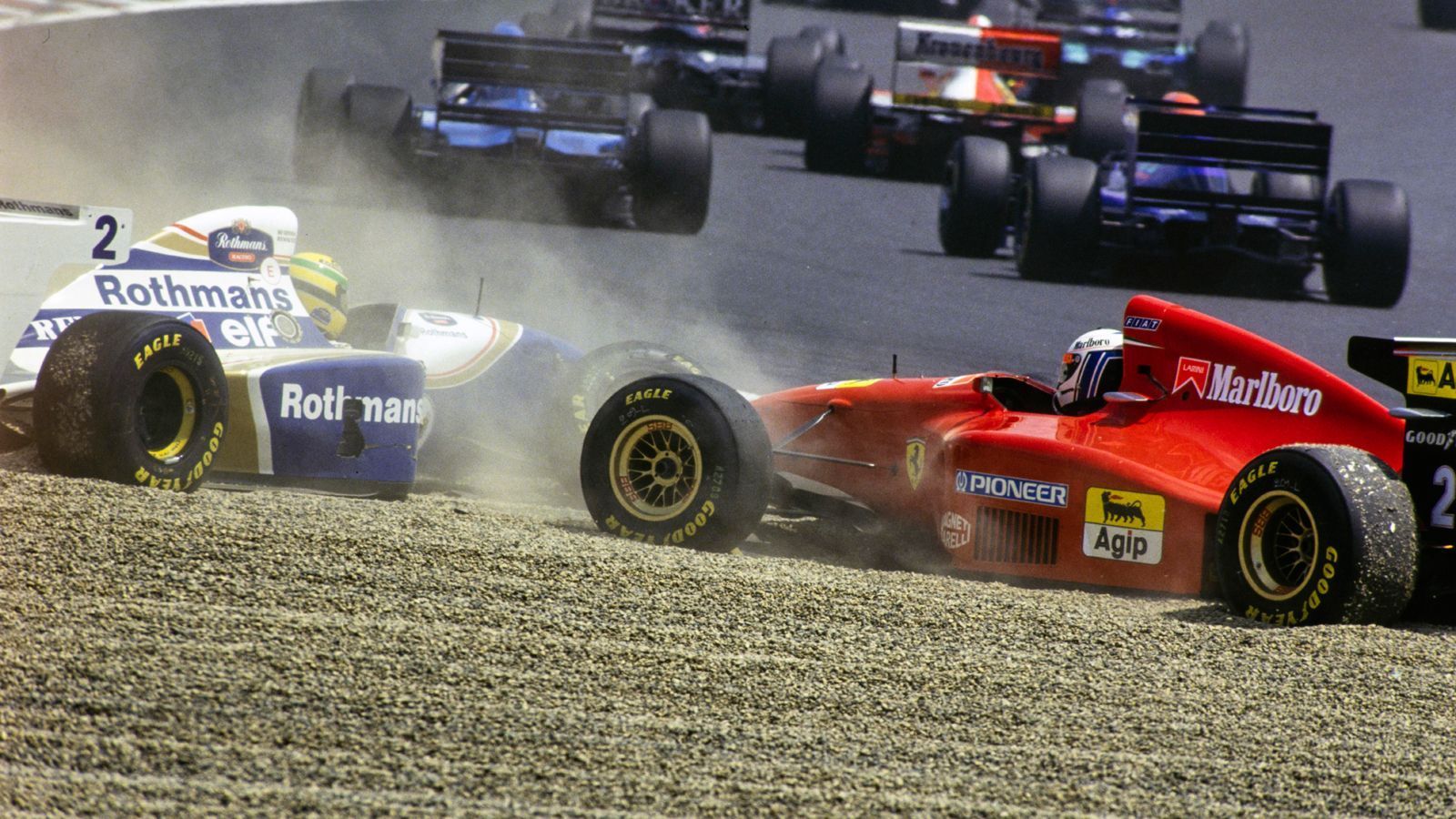 
                <strong>2. Saisonlauf: Pacific-GP in Aida</strong><br>
                Schumi dominiert: Er gewinnt auch das zweite Saisonrennen, und das erneut beeindruckend: Im Ziel hat er 1:15 Minuten Vorsprung auf Gerhard Berger im Ferrari. Es ist auch das zweite Mal, das Senna nach einer Pole Position nicht ins Ziel kommt. Bereits in der ersten Kurve wird er Opfer von Nicola Larinis Ferrari, der von Mika Häkkinen rausgekegelt wird.
              