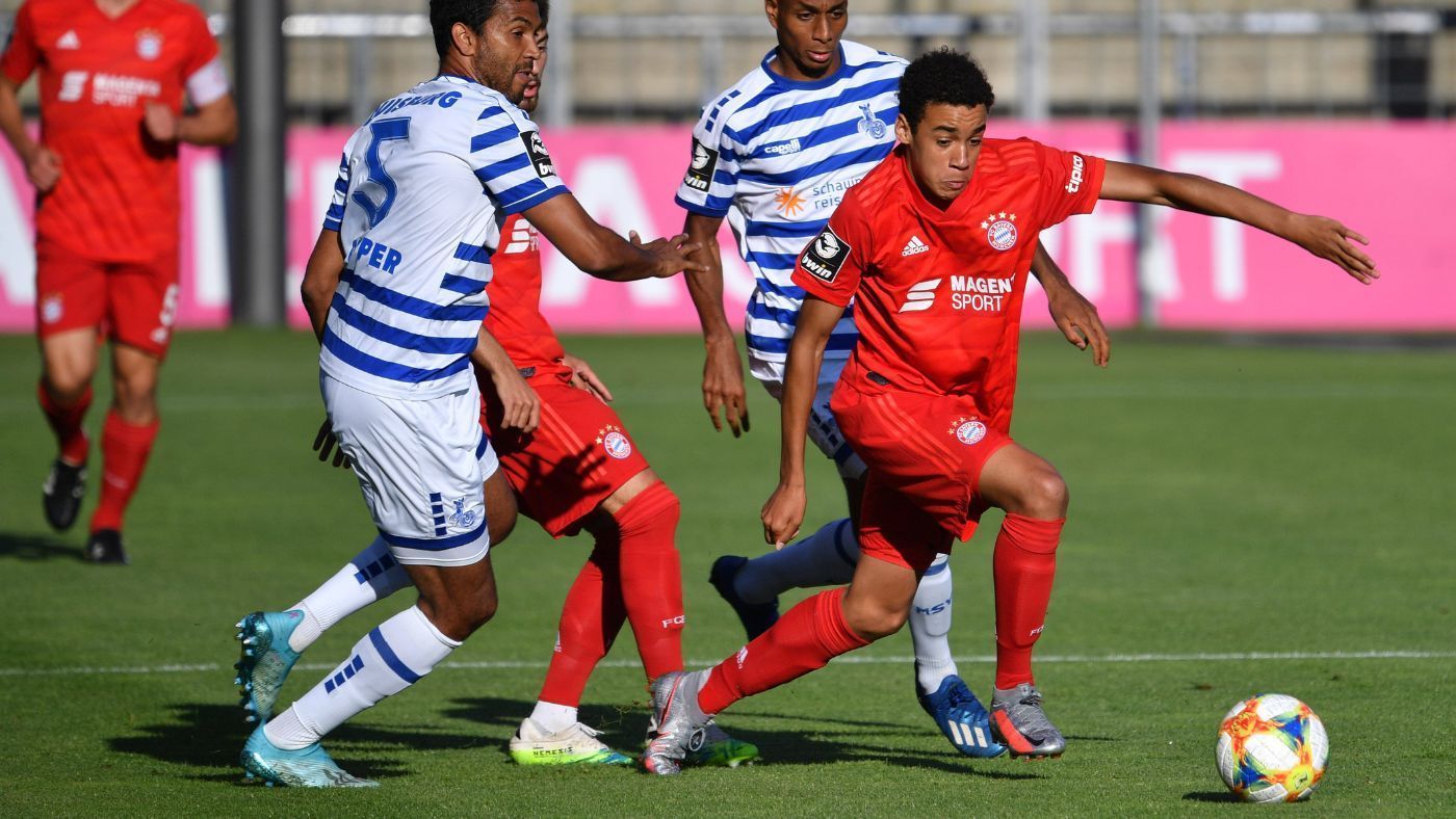 
                <strong>Jamal Musiala</strong><br>
                Als 16-Jähriger (!) Teil der Drittliga-Meister-Mannschaft 2020. Auch damals war sein Ausnahmetalent nicht zu übersehen, obwohl "Bambi" im Vergleich zu gestandenen Gegnern von der Statur her noch als Kind daherkam. Inzwischen einer der Stars beim FC Bayern und eine der großen Hoffnungen in der deutschen Nationalmannschaft.
              