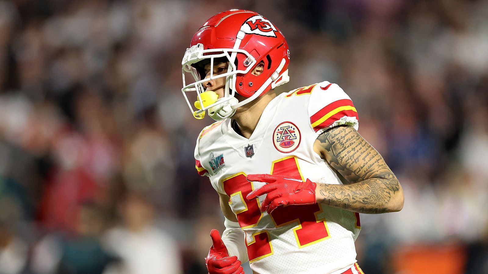 
                <strong>Platz 26: Kansas City Chiefs</strong><br>
                &#x2022; Starter: Marquez Valdes-Scantling, Kadarius Toney, Skyy Moore<br>&#x2022; Backups: Justin Watson, Rashee Rice, Richie James<br>Die Kombination aus Quarterback Patrick Mahomes, Tight End Travis Kelce und Head Coach Andy Reid wird dafür sorgen, dass das Passspiel der Chiefs klickt und hin und wieder auch mal ein Ball in Richtung der Receiver fliegt. Individuell betrachtet gibt die Qualität der Chiefs-Receiver aber ein wenig zu Bedenken. Marquez Valdes-Scantling spielte eine solide Saison, Kadarius Toney und Skyy Moore waren bisher zu inkonstant. Aus der zweiten Reihe könnten Rashee Rice oder Richie James für einige positive Aktionen sorgen. 
              