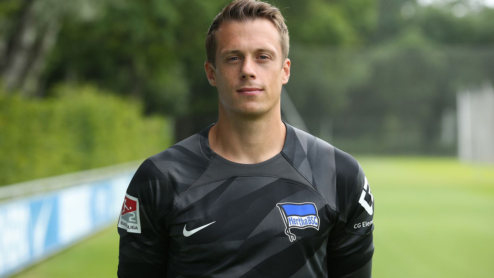 <strong>Alexander Schwolow</strong><br>Nachdem der Keeper vergangene Saison an den FC Schalke 04 ausgeliehen war, kehrte er zu Hertha BSC zurück. Beide Parteien einigten sich auf die Auflösung seines Vertrags, der noch bis 2025 gelaufen wäre. Alexander Schwolow verzichtete dabei auf eine Abfindung und jetzt wird auch klar warum. Denn er bleibt in Berlin und unterschreibt ablösefrei beim Rivalen Union Berlin. Im <a target="_blank" href="https://bundesligamanager.ran.de/"><strong><em>ran</em></strong> Bundesliga-Manager</a>&nbsp;hat Schwolow einen Wert von vier Millionen Euro.