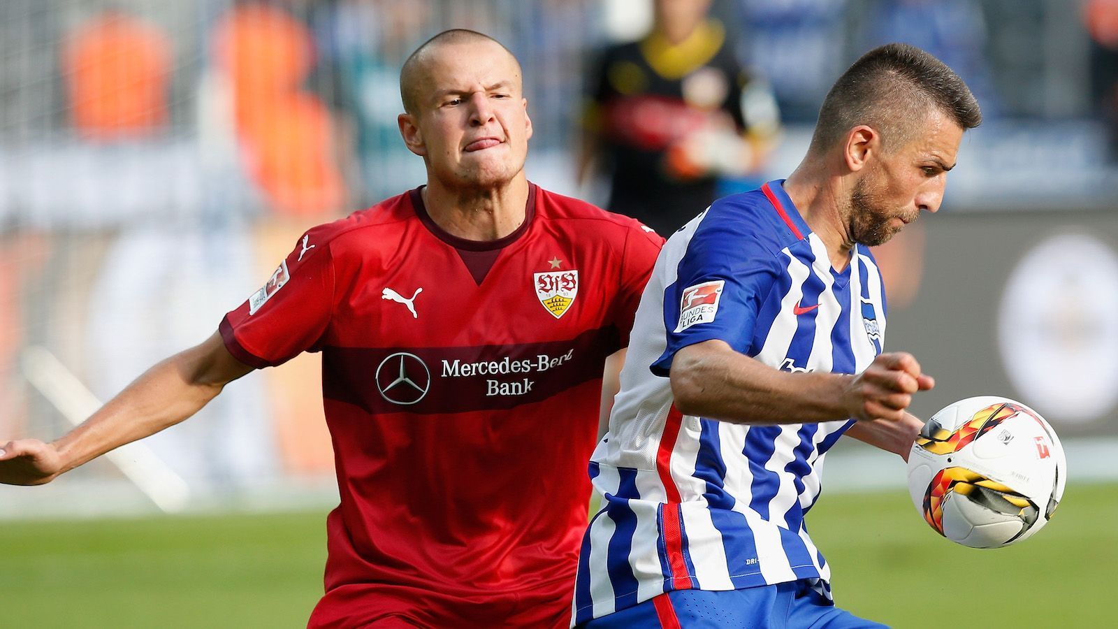 
                <strong>Abwehr: Adam Hlousek</strong><br>
                Absolut unvergessen für jeden VfB-Fan: Wir schreiben den 1. August 2015. Der VfB empfängt als letzten Testspielgegner vor dem Saisonstart das große Manchester City. Adam Hlousek, eigentlich Linksverteidiger, läuft als Innenverteidiger auf. Und macht beim überragenden 4:2-Erfolg das Spiel seines Lebens. Hoffnung bei den VfB-Fans. Endlich eine Position, die Hlousek spielen kann. Am Ende der Saison: Der Abstieg. Hlousek bekommt sieben Einsätze in der Hinrunde. Wechselt im Winter dann zu Legia Warschau.
              