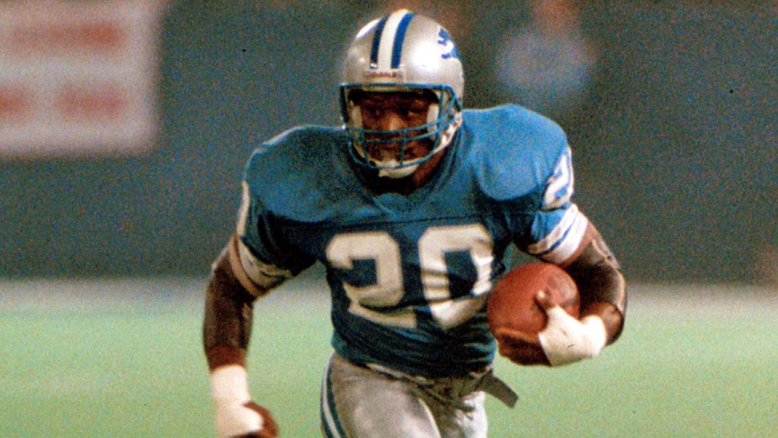 
                <strong>Barry Sanders</strong><br>
                Barry Sanders gilt noch heute als einer der besten Running Backs der Geschichte, spielte von 1989 bis 1998 für die Detroit Lions und wurde in ausnahmslos jeder Spielzeit in den Pro Bowl berufen. Umso überraschter war die Öffentlichkeit, als der damals 31-Jährige im Juni 1999 über eine Lokalzeitung seinen Rücktritt erklärte – zumal er nicht verletzt war. "Der Wunsch auszusteigen ist größer als der Drang weiterzuspielen", sagte er damals. Nur zwei Jahre zuvor hatte er noch einen Sechsjahresvertrag abgeschlossen und einen Bonus von 11 Millionen Dollar kassiert. Die Lions verklagten Sanders auf eine anteilige Rückzahlung und bekamen Recht: Sanders musste für jedes nicht erfüllte Vertragsjahr 1,833 Millionen Dollar zurückzahlen. Später schlossen Team und Spieler wieder Frieden miteinander.
              