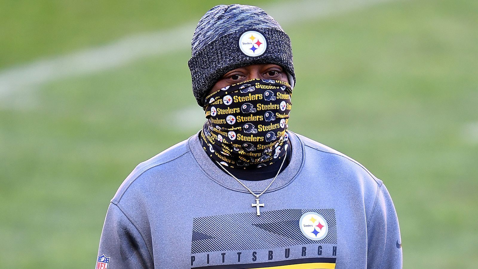 
                <strong>Coach of the Year: Mike Tomlin (Pittsburgh Steelers)</strong><br>
                Nach dem 11. Spieltag war ihm der Titel eigentlich gar nicht mehr zu nehmen, doch irgendetwas passierte und plötzlich wurden die Pittsburgh Steelers vom perfekten zum kriselnden Team. Der vergleichsweise sehr leichte Spielplan (nach Bilanz der gegnerischen Teams) täuschte über Probleme hinweg, es folgten vier Niederlagen in den letzten fünf Spielen. Nicht nur die Bye Week in den Playoffs ging verloren, sondern auch Platz zwei in der AFC. Das alles trägt wohl dazu bei, dass es für Headcoach Mike Tomlin am Ende nicht zur persönlichen Auszeichnung reicht. 
              