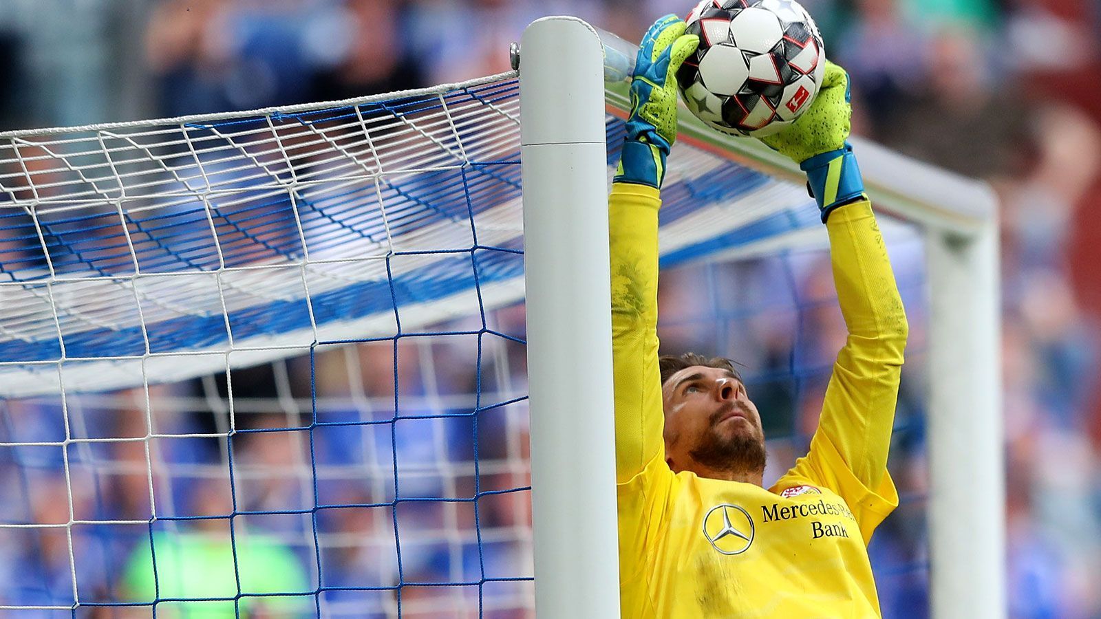 
                <strong>Ron-Robert Zieler </strong><br>
                Wie Weidenfeller blieb auch der zweite Ersatztorwart Ron-Robert Zieler ohne Einsatz. Der 31-Jährige spielte nach der WM noch zwei Jahre für Hannover 96, wechselte dann zu Leicester City in die Premier League. Dort konnte sich Zieler nicht durchsetzen und kehrte in die Bundesliga zum VfB Stuttgart zurück. Mit den Schwaben stieg er ab und kehrte zu den 96ern zurück, mit denen er in der 2. Bundesliga den Wiederaufstieg verpasste und zuletzt von Trainer Kenan Kocak aussortiert wurde. 
              