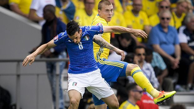 
                <strong>Alessandro Florenzi</strong><br>
                Alessandro Florenzi: Saß im Spiel gegen Belgien nur auf der Bank, nachdem der 25-Jährige zuvor zur Geburt seiner Tochter zurück in die Heimat gereist war. Steht gegen Schweden aber wieder von Beginn an auf dem Feld und bringt viel Schwung über den linken Flügel. Hat besonders in den ersten rund 20 Minuten viel Freiraum und spielt sich in gefährliche Strafraumnähe, kann dies aber kaum nutzen. In der 85. Minute raus für Stefano Sturaro. ran-Note: 3
              