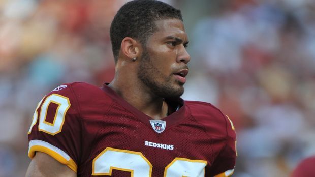 
                <strong>LaRon Landry (Washington Redskins - 2007)</strong><br>
                Der Safety verpasste nach einem Paint-Ball-Unfall ein dreitägiges Trainingscamps der Redskins. Die erste Einheit sollte eine Teambuilding-Maßnahme werden. Dabei spielten die Profis gegeneinander Paintball. Landry, damals noch ein Rookie, bekam mehrere Schüsse in die Leistengegend und musste das Camp abbrechen.
              