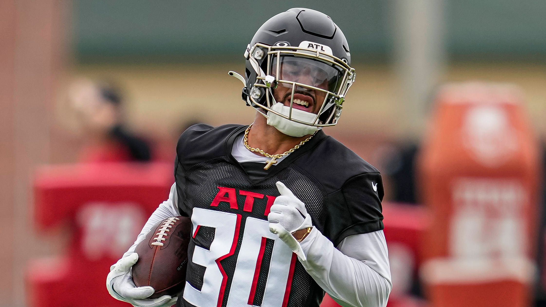 <strong>Atlanta Falcons: Safety Jessie Bates III</strong><br>Auch wenn Running Back Bijan Robinson der wohl spannendste Neuzugang der Falcons ist, sicherte sich Atlanta mit Jessie Bates III einen möglichen Kernspieler der Defensive. Die Falcons hatten in der vergangenen Saison mit einer sehr schwachen Secondary zu kämpfen und Bates gehörte in den letzten Jahren zu den besten Safeties der NFL.
