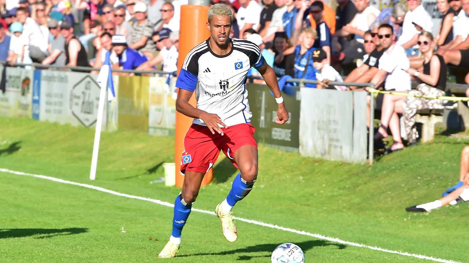 <strong>Robert Glatzel (Hamburger SV)</strong><br>
                Dass der Hamburger SV es in der Vorsaison zumindest in die Relegation schaffte und dort recht deutlich am VfB Stuttgart scheiterte, hat einiges mit Robert Glatzel zu tun. Der Stürmer war mit 19 Saisontreffern der mit Abstand erfolgreichste Torjäger der Hanseaten. In der Torschützenliste landete nur Tim Kleindienst von Aufsteiger Heidenheim mit 25 Treffern vor Glatzel, der nun mit dem HSV einen weiteren Anlauf in Richtung Bundesliga nehmen wird.
