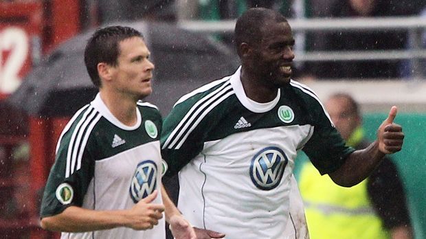 
                <strong>Grafite und Sascha Riether (VfL Wolfsburg)</strong><br>
                2011: Einen Ausrutscher mit Folgen gibt es im VfL-Training für Grafite (re.). Der damalige Wolfsburg-Stürmer rutscht auf dem Rasen aus und stößt dabei unglücklich mit Sascha Riether zusammen, der den stürzenden Brasilianer an der Schläfe trifft. Grafite verliert kurzzeitig das Bewusstsein und muss zur Untersuchung ins Wolfsburger Krankenhaus.
              