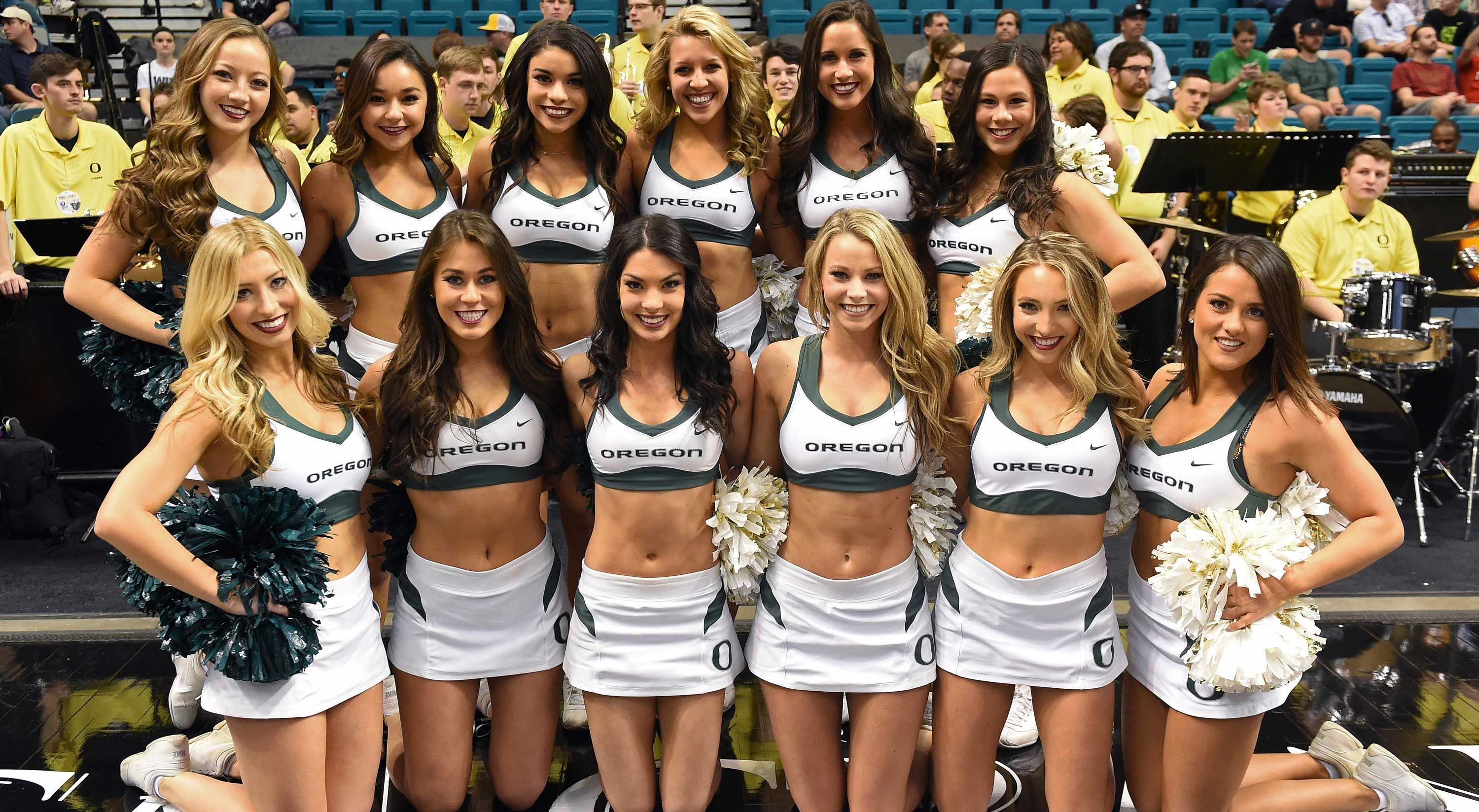 
                <strong>Ashlyn Shebelut</strong><br>
                Die gebürtige Kalifornierin (vorne, 2.v.l.) ist Mitglied der "Oregon Duck Cheerleaders".
              