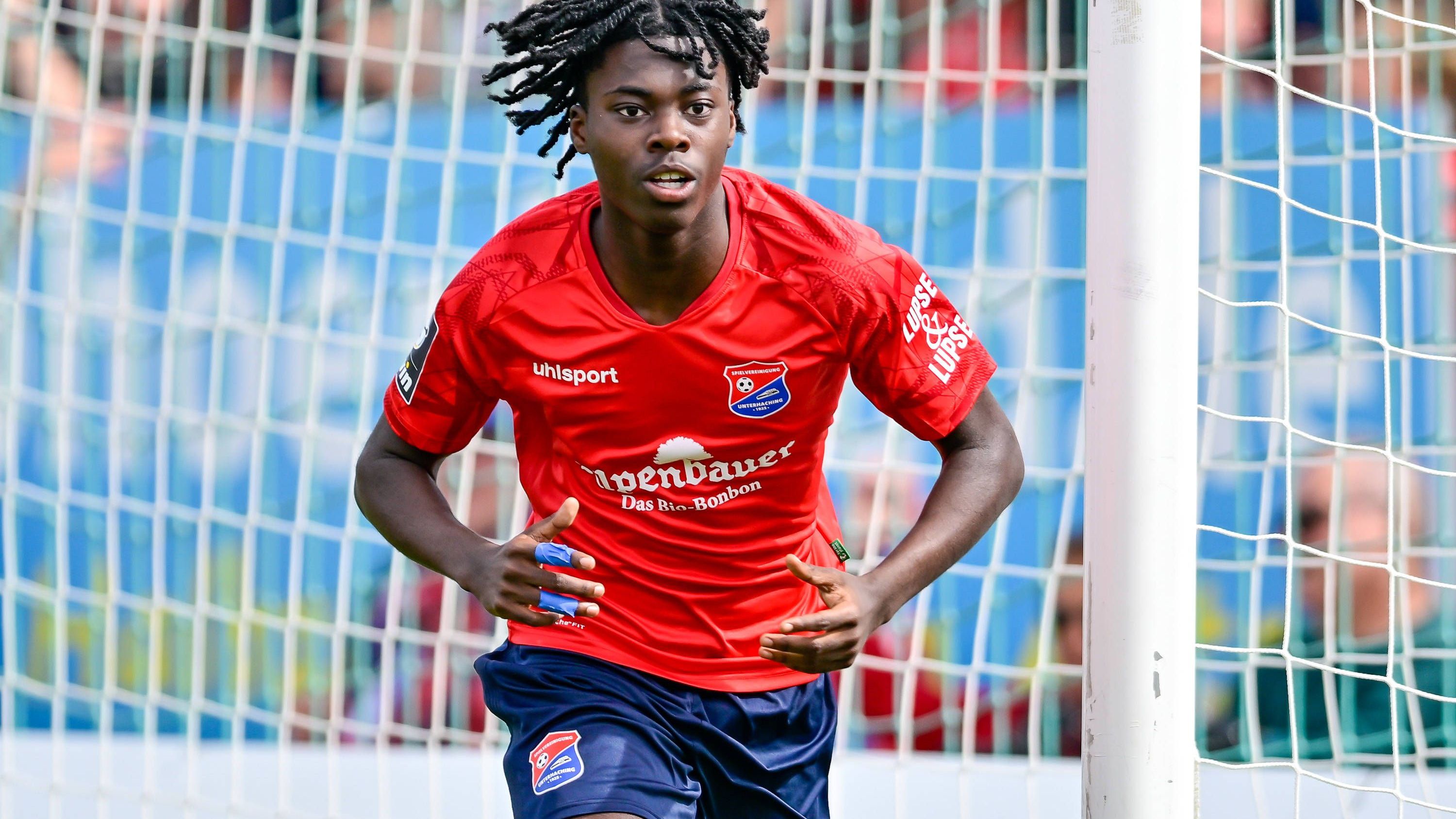 <strong>Gibson Nana Adu (FC Bayern München, verliehen an Unterhaching)</strong><br>... der erst 16-jährige Adu. Dieser stammt ursprünglich aus der Jugend von Mainz 05, wechselte 2022 nach Unterhaching, wurde in dieser Saison zehn Mal eingewechselt und schoss ein Tor. Er bleibt zunächst leihweise in Unterhaching, sodass er seine Entwicklung fortsetzen kann. Bayern-Nachwuchschef Jochen Sauer sagt: "Wir trauen beiden Spielern zu, dass sie ihren Weg im Profifußball machen."