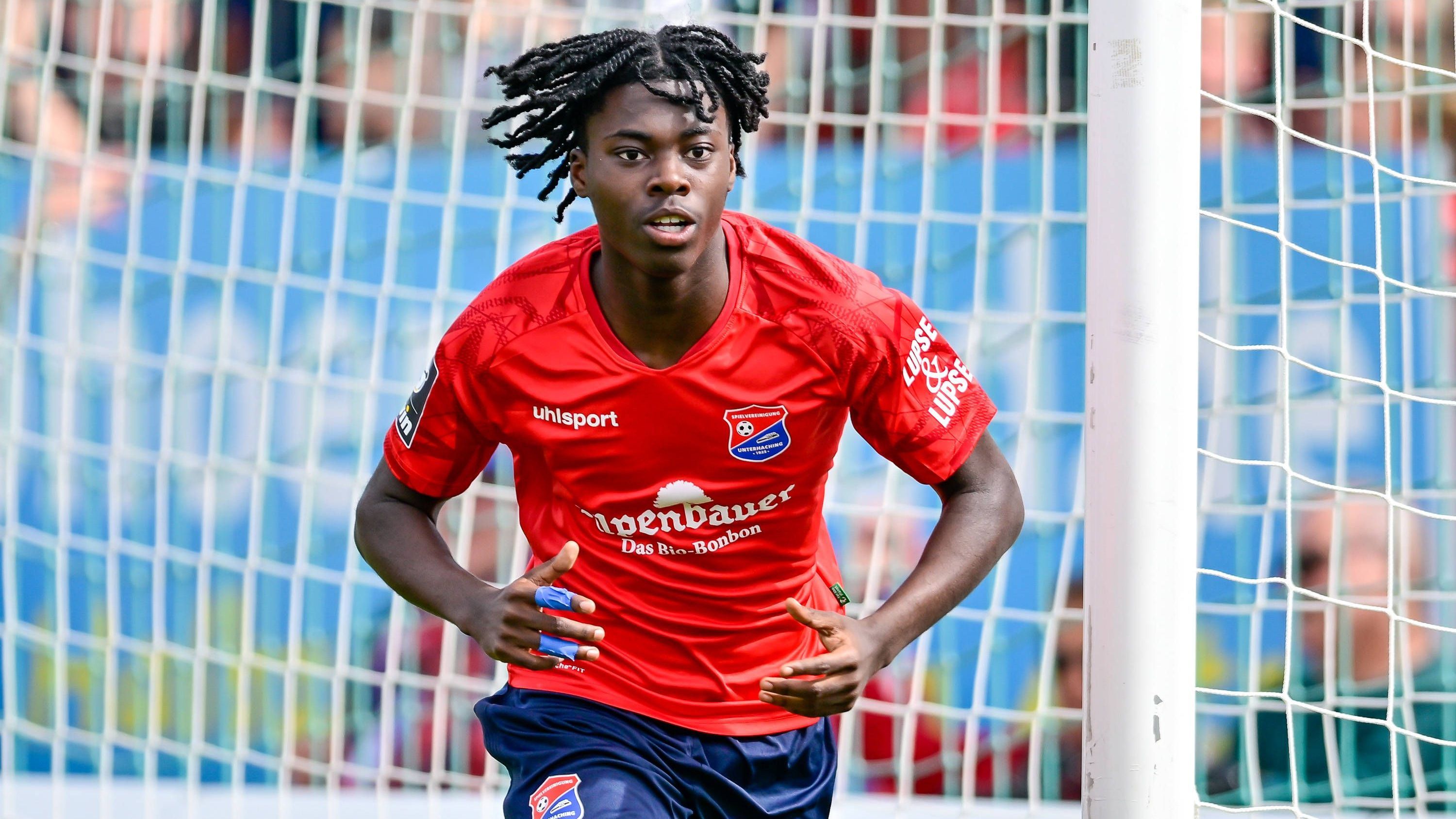 <strong>Gibson Nana Adu (SpVgg Unterhaching)</strong><br>Wie Krattenmacher, so verpflichtete der FCB auch Gibson Nana Adu von Unterhaching. Der 16 Jahre junge Stürmer, der auch schon Drittliga-Erfahrung hat, bleibt aber zunächst noch für eine Saison auf Leihbasis bei der SpVgg. Dort kommt er in der noch jungen Saison schon auf einige Einsätze, sogar von Beginn an.