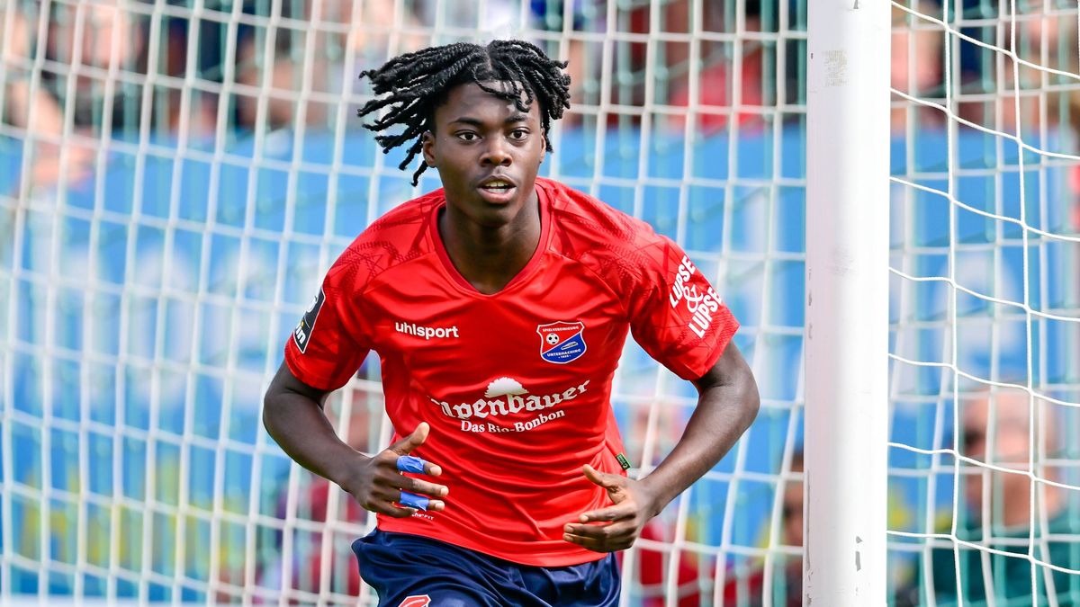 Gibson Nana Adu (Unterhaching, 42) dreht nach seinem Tor zum 4:0 jubelnd ab, Jubel, Torjubel, Torerfolg, celebrate the goal, goal, celebration, Jubel ueber das Tor, optimistisch, Action, Aktion, Ei...