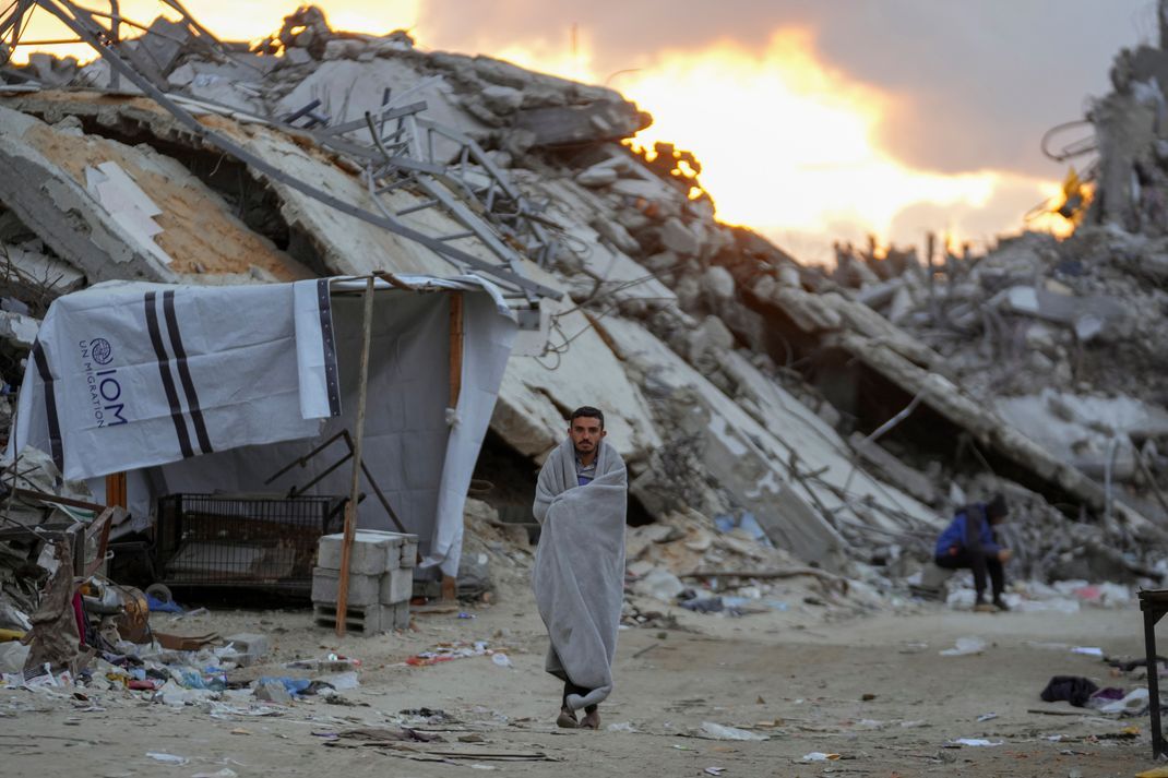 Ein Palästinenser geht durch ein zerstörtes Gebiet nach den israelischen Angriffen im Gazastreifen. (Symbolbild)