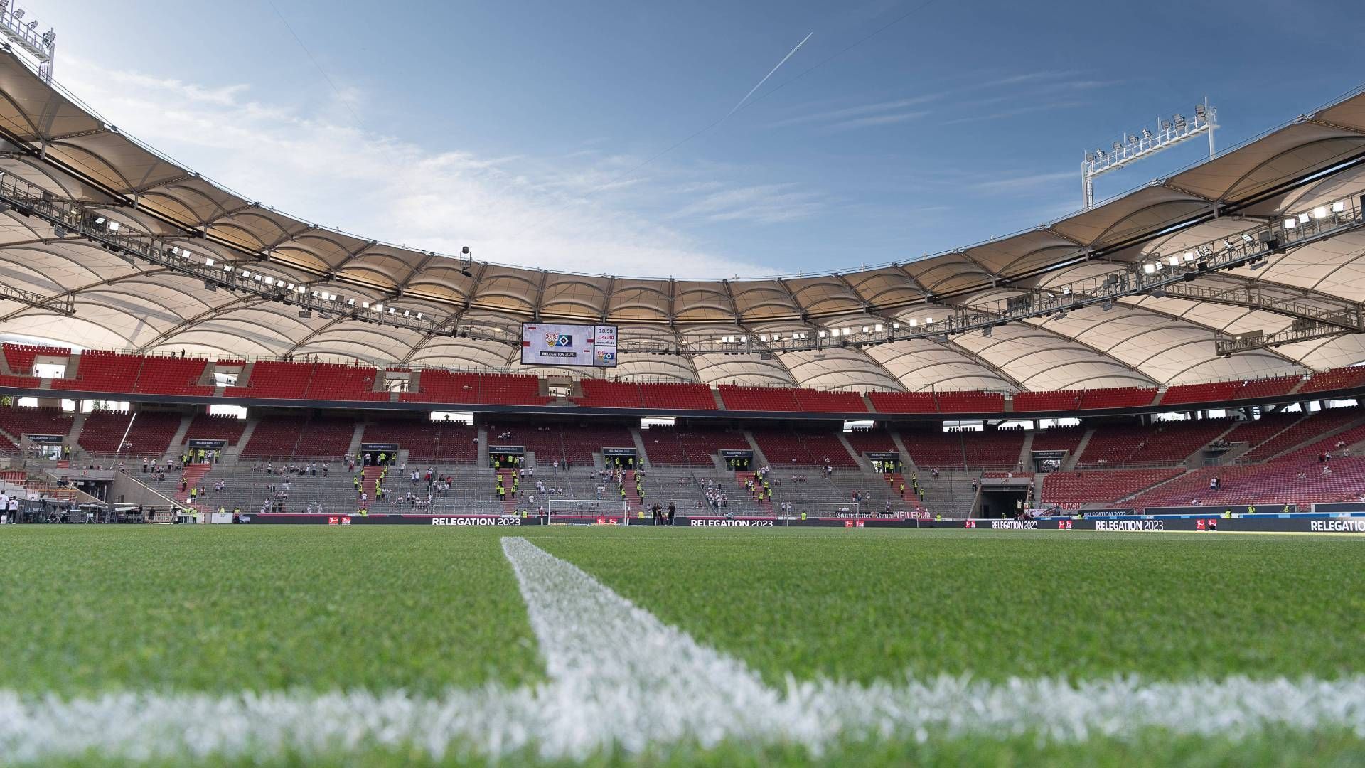 
                <strong>7. Platz (geteilt): Mercedes-Benz Arena (VfB Stuttgart; 13 Punkte)</strong><br>
                Die Stuttgarter haben im Gegensatz zur sportlichen Tabelle beim Thema veganes Angebot einen deutlichen Sprung nach vorne gemacht. Die Fans der Schwaben (und auch die Auswärtsfans) erwartet Chili sin Carne, vegane Currywurst und vegane Bratwurst.
              