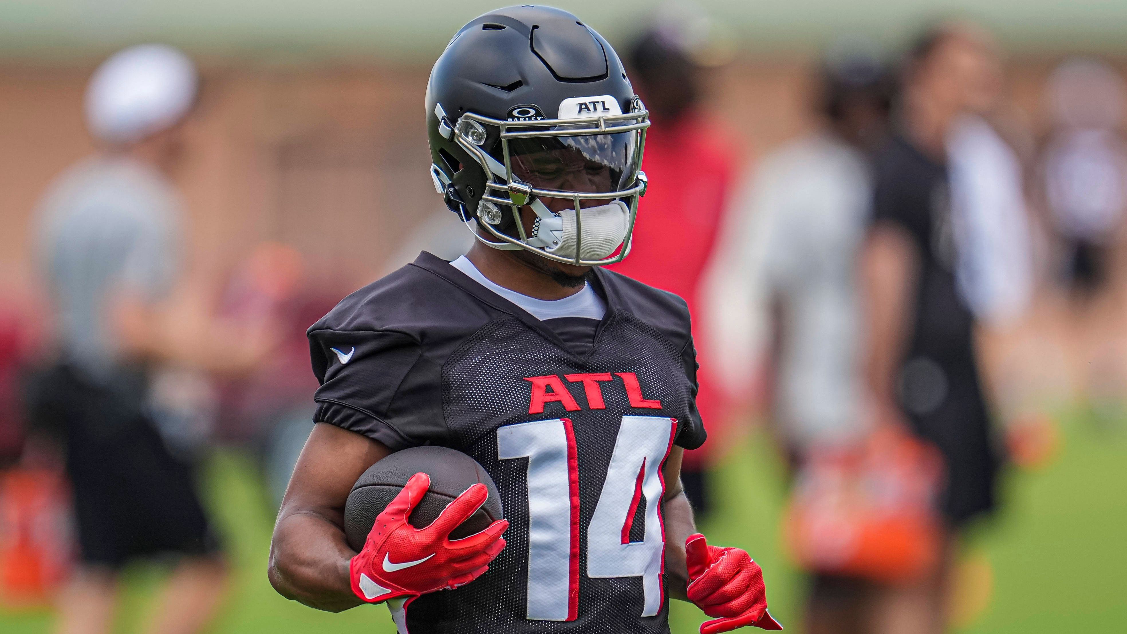 <strong>Rondale Moore (Atlanta Falcons)</strong> <br>Bittere Nachrichten für Rondale Moore und die Atlanta Falcons. Nachdem sich der Wide Receiver im Training schwer am Knie verletzte, wurde der 24-Jährige von der Franchise auf die "IR-Liste" gesetzt. Damit ist die Saison für ihn beendet.