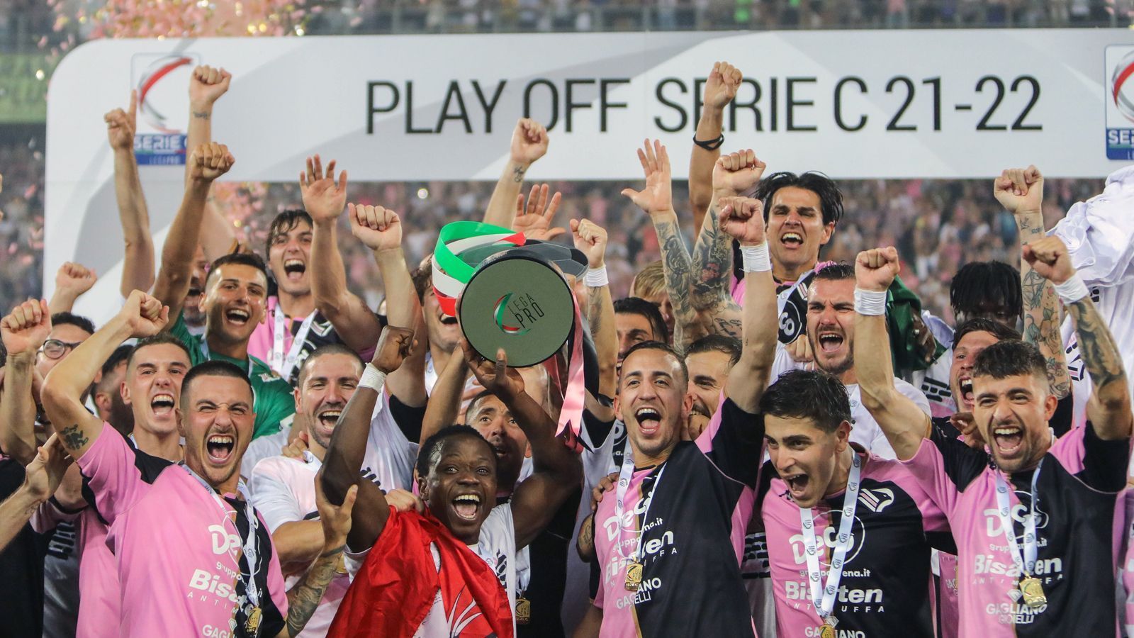
                <strong>Palermo FC (Serie B/Italien)</strong><br>
                Wie La Coruna so hat auch Palermo schon deutlich erfolgreichere Zeiten erlebt. Der Klub aus Sizilien stieg 2019 aufgrund finanzieller Probleme aus der zweiten direkt in die vierte Liga ab und musste sich seitdem mühsam zurück nach oben arbeiten. Im Sommer 2022 schaffte der frühere Klub von Stars wie Paulo Dybala oder Edinson Cavani zumindest mal wieder die Rückkehr in die zweitklassige Serie B. Und genau an diesem Punkt kann man als FM-2023-Spieler einsteigen und den virtuellen Aufstieg Palermos in der Manager-Simulation vorantreiben. Gelingt es, den Klub zur Serie-A-Rückkehr zu managen und im Oberhaus zu etablieren? Oder ist es sogar möglich, perspektivisch vielleicht sogar Giganten wie den AC Mailand, Inter Mailand oder Juventus Turin ernsthaft zu gefährden?
              