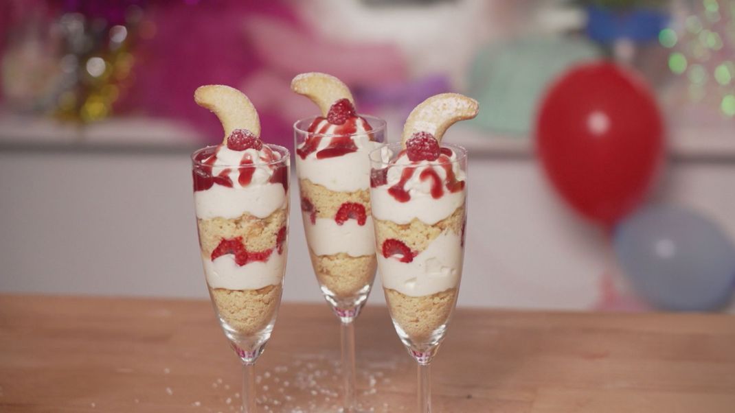 Ein himmlischer Dessert-Traum: Quark mit Himbeeren und Vanillekipferl