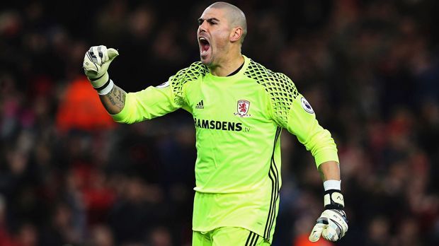 
                <strong>Victor Valdes (zuletzt FC Middlesbrough)</strong><br>
                Gut ein halbes Jahr, nachdem Victor Valdes seinen letzten Klub, FC Middlesbrough, nach dem Premier-League-Abstieg verließ, hängt der 35-Jährige seine Handschuhe endgültig an den Nagel. Nach dem Bekanntwerden seines Karriereendes löschte der dreimalige Champions-League-Sieger mit Barcelona sämtliche Accounts in den sozialen Medien. "Wenn die Lichter eines Tages ausgehen, werde ich die Zeit nutzen, um meinen Kindern was über das Leben beizubringen", kündigte Valdes beim spanischen Radiosender "RAC1" schon 2015 an.
              