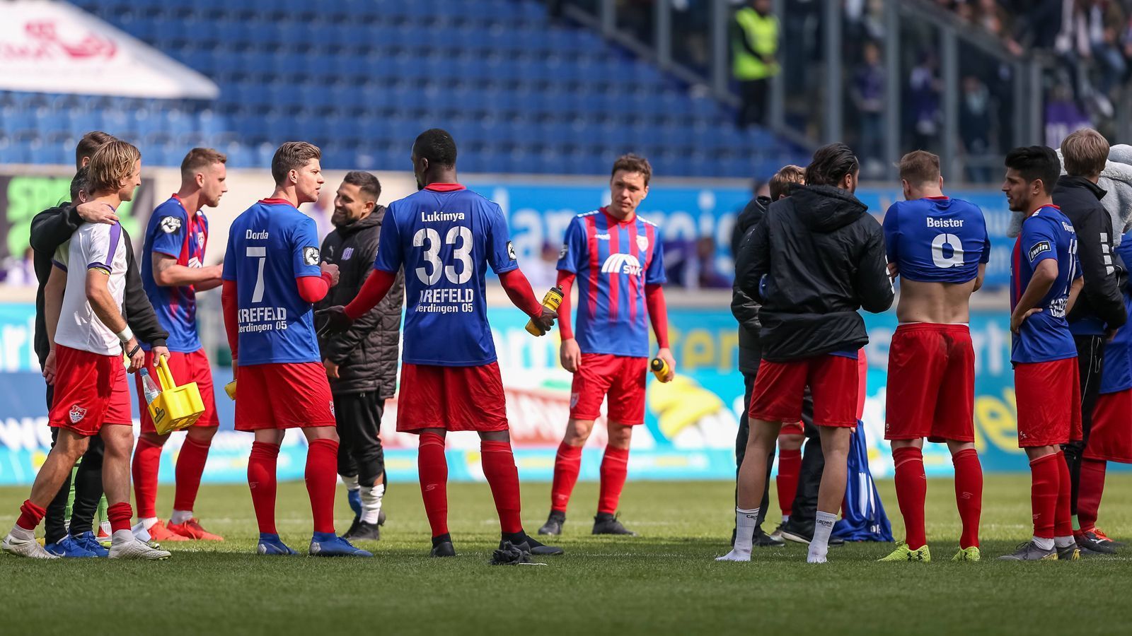 
                <strong>Stadionfrage in Duisburg</strong><br>
                Nachdem es schon im gesamten Frühjahr 2019 sportlich überhaupt nicht mehr läuft, gibt es nun auch noch ein infrastrukturelles Problem für den KFC Uerdingen. Da der Drittligist als Stadion-Mieter in Duisburg laut einem "WAZ"-Bericht die Rechnungen nicht bezahlt hat, brauchen die Krefelder für das letzte Saison-Heimspiel am 18. Mai gegen den SV Wehen Wiesbaden wohl eine andere Spielstätte. "Stand heute wird dieses Spiel nicht in Duisburg stattfinden. Ich habe die Arena für den KFC an diesem Tag gesperrt", sagte Dirk Broska, Geschäftsführer der Stadionprojekt-Gesellschaft, der "WAZ". Laut Broska ist der KFC mit Zahlungen in Rückstand, die unter anderem den Sicherheitsdienst betreffen sollen. "Das ist nicht das erste Mal der Fall", erklärte Broska. 
              