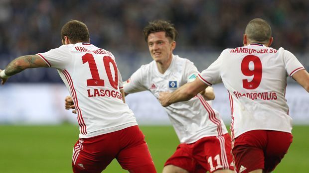 
                <strong>Hamburger SV (16., 35 Punkte)</strong><br>
                Für den HSV gibt es nur einen Ausweg: Ein Sieg gegen Wolfsburg muss her. Auch ein Remis reicht den Hamburgern nicht. Sonst muss der Dino zum dritten Mal nach 2014 und 2015 in die Relegation.
              