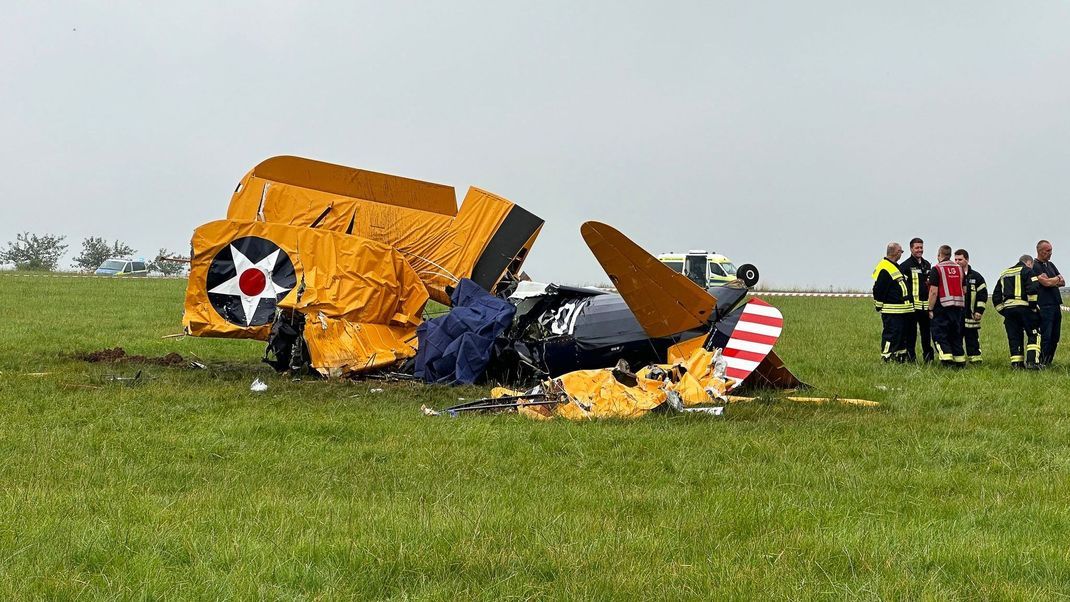 Das Flugzeug mit zwei Personen an Bord stürzte auf ein Feld.