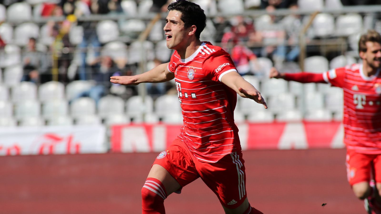 <strong>Grant-Leon Ranos</strong><br>
                Borussia Mönchengladbach reagiert auf die ablösefreien Abgänge von Marcus Thuram und Lars Stindl und sichert sich die Dienste von Grant-Leon Ranos. Der 19 Jahre alte Mittelstürmer wechselt ebenfalls ablösefrei von der zweiten Mannschaft des FC Bayern an den Borussia-Park.