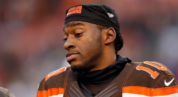 
                <strong>Robert Griffin III (Free Agent)</strong><br>
                Auch ein ehemaliger Quarterback der Cleveland Browns ist noch ohne Job. Robert Griffin III spielte kürzlich bei den Los Angeles Chargers vor und hinterließ dort laut NFL-Insider Ian Rapoport einen guten Eindruck. Der 27-Jährige hat ein schlechtes Jahr hinter sich: Aufgrund einer Schulterverletzung bestritt RGIII 2016 nur fünf Spiele für die Browns. Dabei warf er lediglich zwei Touchdown-Pässe bei drei Interceptions. Bei den Chargers hätte der Quarterback jedoch hochkarätige Konkurrenz. Aktuell stehen mit Philip Rivers, Kellen Clemens, Mike Bercovici und Cardale Jones gleich vier Passgeber im Kader der Franchise.
              