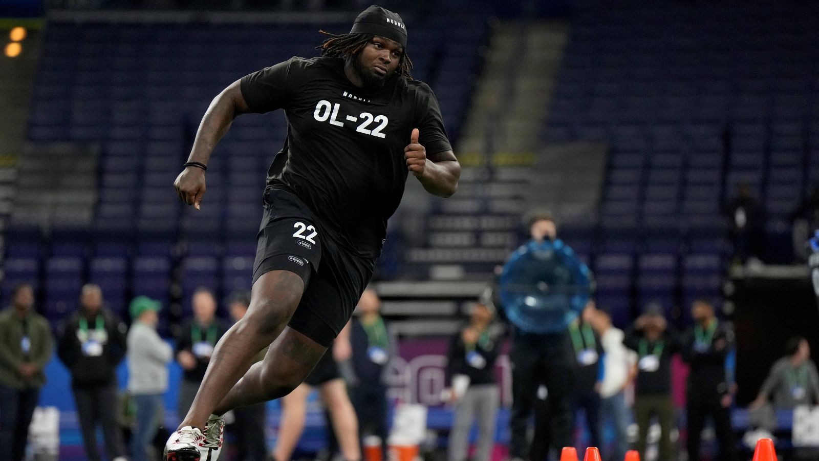 
                <strong>Platz 5: Anton Harrison (Oklahoma Sooners)</strong><br>
                Der Oklahoma-Tackle Anton Harrison ist ein zweischneidiges Schwert für künftige NFL-Teams: Es gibt, abgesehen von der Nummer eins dieser Liste, wohl kaum einen besseren Blocker bei Passspielzügen. Allerdings, und hier muss sein künftiger Head Coach ansetzen, hat er noch Probleme bei Laufspielzügen.
              