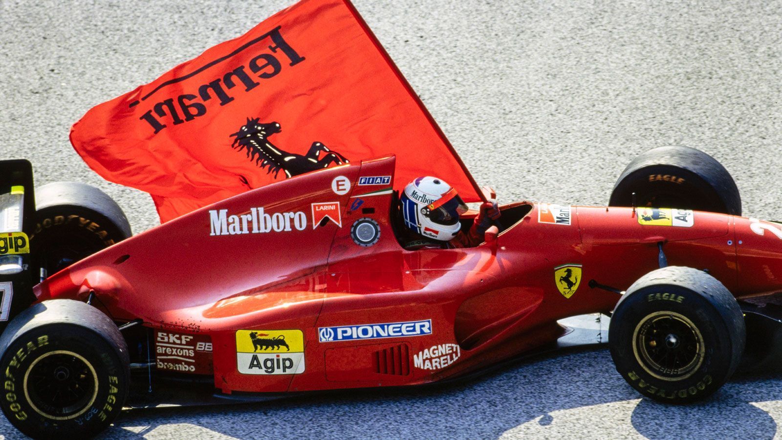 
                <strong>Nicola Larini (Ferrari) - 1994</strong><br>
                Der italienische DTM-Champion von 1993  ersetzt den verletzten Jean Alesi für zwei Rennen zu Beginn der Formel 1-Saison 1994. Allerdings werden keine hohen Erwartungen in den Testfahrer gesetzt, schließlich wartet er seit seinem Formel 1-Debüt 1987 auf seinen ersten WM-Punkt. Beim Großen Preis von San Marino ist es dann schließlich soweit: Larini muss sich am Ende nur Rennsieger Michael Schumacher geschlagen geben. Durch die tödlichen Unfälle von Roland Ratzenberger und Ayrton Senna ist das Rennwochenende in Imola ein trauriger und unvergessener Teil der Formel 1-Geschichte, Larini wird sich daher nur mit gedämpfter Freude an den Rennsonntag erinnern.
              