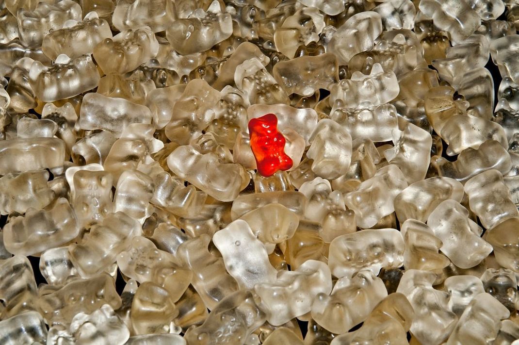 Gelatine ist unter anderem in Gummibärchen. Wenn Sie diese schmelzen, können Sie daraus gruselige Masken modellieren.