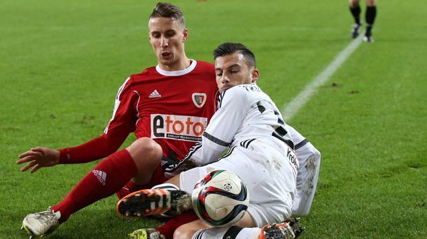 
                <strong>Polen</strong><br>
                Polen: In der Ekstraklasa, wo der Meister im Playoff-Modus ermittelt wird, duellieren sich Legia Warschau und Piast Gliwice um den Titel. Während Legia bereits zehn Mal polnischer Meister wurde, wäre der Titelgewinn für Piast Gliwice Sensation und Premiere in einem. Aktuell ist der Favorit aus der Hauptstadt in der Tabelle noch drei Punkte vorne und hat mit dem ungarischen Toptorjäger Nemanja Nikolics womöglich auch den Spieler, der den Unterschied ausmacht. 
              