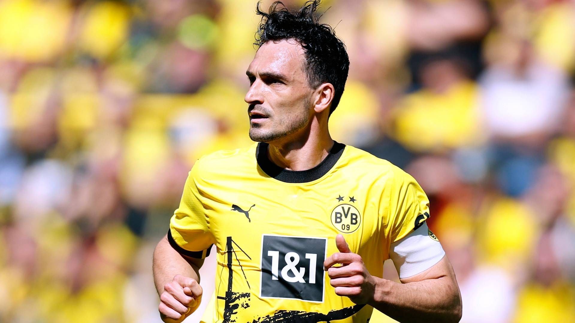 
                <strong>Irritationen um Verschwörungstheoretiker-Buch bei Mats Hummels</strong><br>
                Mats Hummels hat während des Champions-League-Finales zwischen Manchester City und Inter Mailand für Irritationen bei seinen Social-Media-Followern gesorgt. Auf seinem Instagram-Kanal postete er einen Screenshot des Spiels, auf dem allerdings auch ein Teil seiner Einrichtung unterhalb des Fernsehers zu sehen war. Dort befinden sich mehrere Bücher, fleißige User erkannten darunter auch das umstrittene Werk "Gesundheitsdiktatur", das vor allem unter Verschwörungstheoretikern beliebt ist. In diesem wird Bill Gates als Drahtzieher verschiedener angeblicher Verschwörungen dargestellt. Hummels, der auf Twitter damit konfrontiert wurde, dementierte entschieden, etwas damit zu tun zu haben. Er schrieb: "Leute, das ist nicht mein Buch. Ich wusste bis zu den Tweets hier nicht mal von der Existenz dieses 'Werks', geschweige denn würde ich sowas lesen."
              