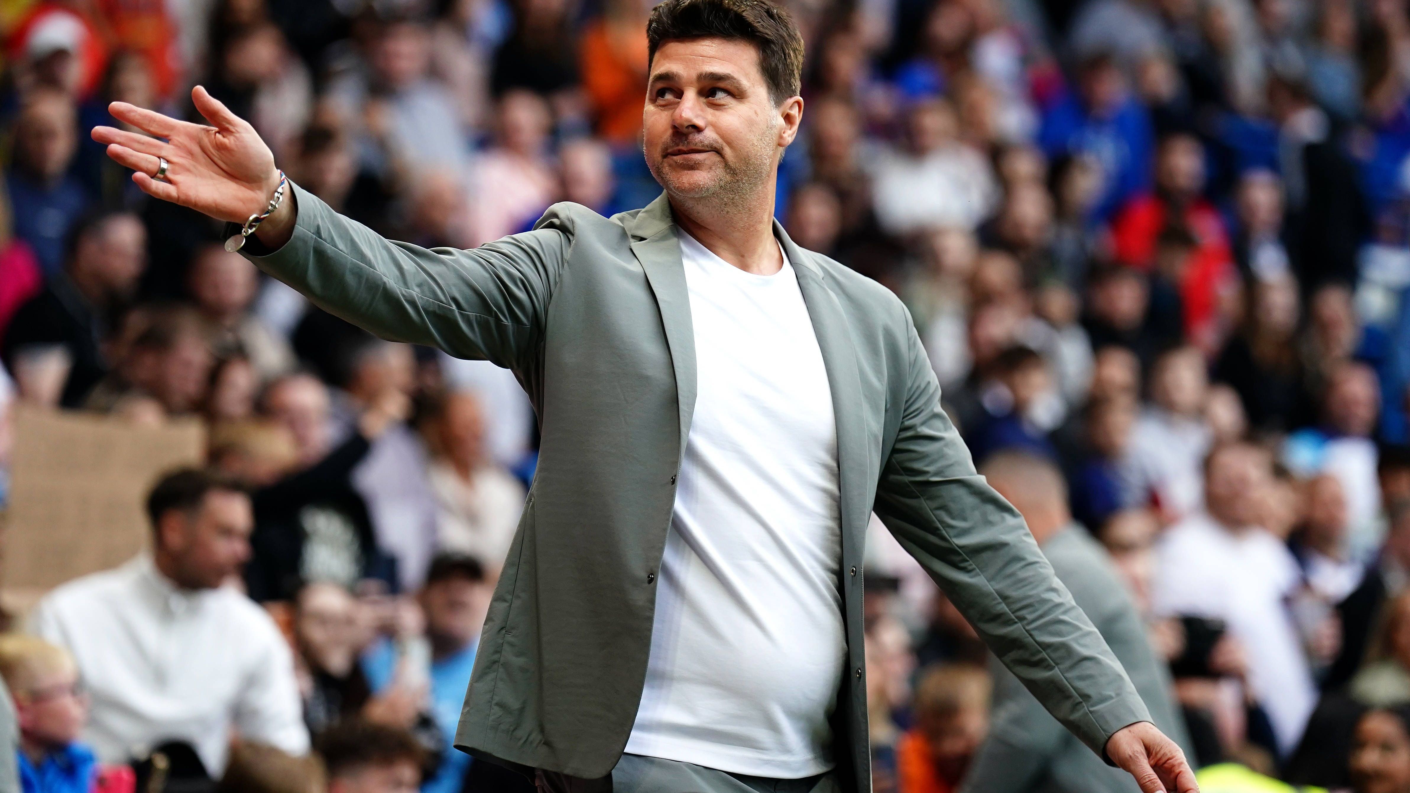 <strong>Mauricio Pochettino (vereinslos)</strong> <br>Womit wir beim dritten Ex-Chelsea-Coach in dieser Liste wären. Auf Potter und Lampard folgte Mauricio Pochettino, der ebenfalls nach nur einer Saison bei den Blues seinen Hut wieder nehmen musste. Der 52-jährige Argentinier trainierte auch bereits PSG und Tottenham Hotspur und gilt ebenfalls als taktisch starker und progressiver Coach…