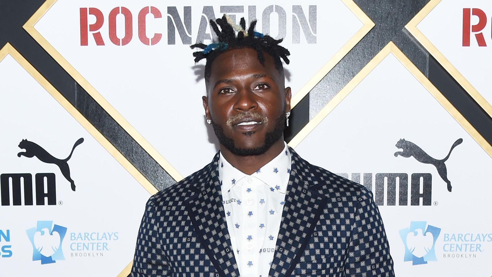 
                <strong>Antonio Brown</strong><br>
                Dank Antonio Browns Trade-Forderung und seinen Aktivitäten auf Social Media gerät sein neuer exzentrischer Look fast in den Hintergrund. Seine Haarpracht erinnert ein bisschen an eine Packung saurer Würmer. Interessant ist auch der blonde Schnauzer. 
              