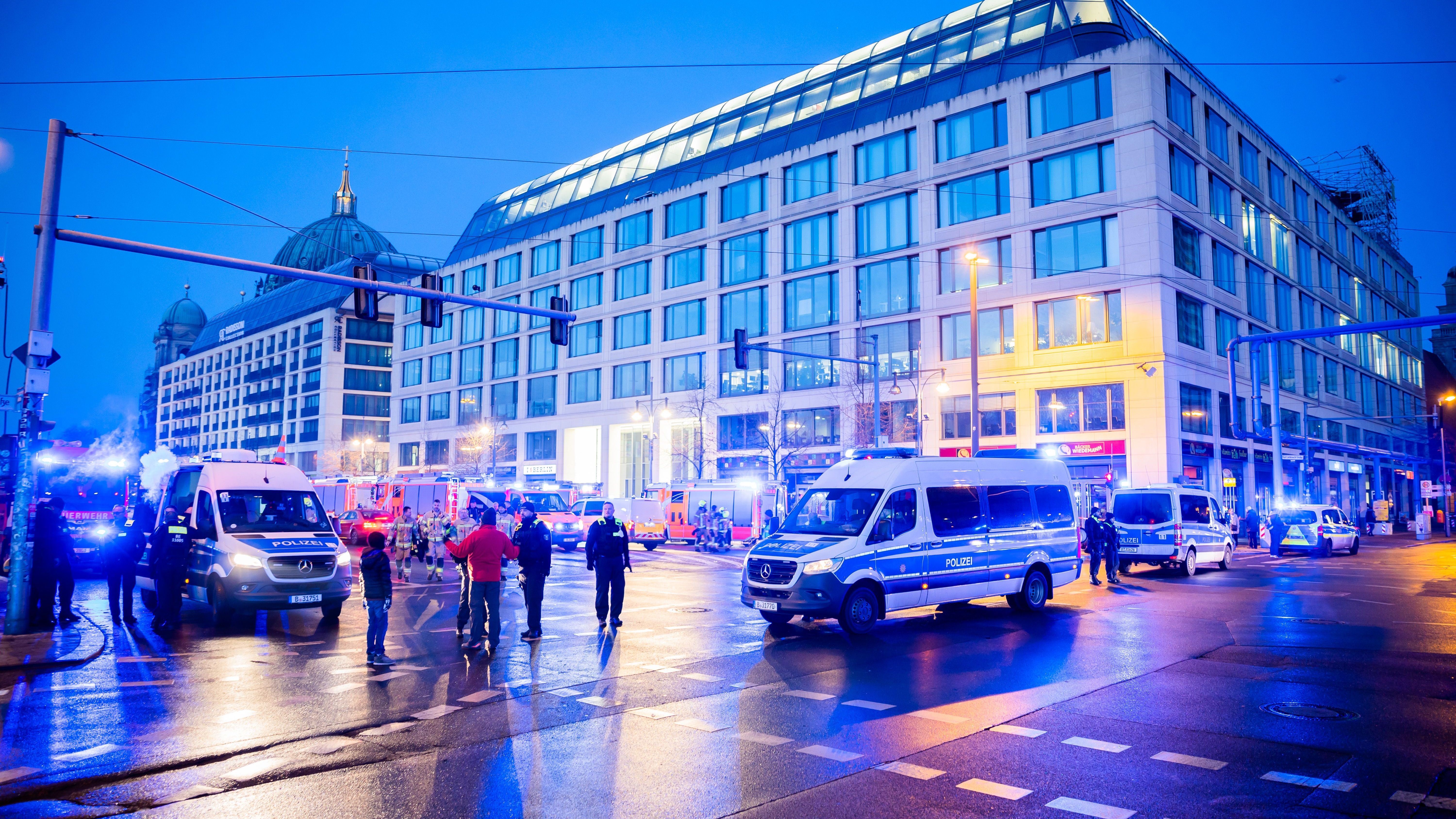 Kräfte von Feuerwehr und Polizei sind auf der Karl-Liebknecht-Straße vor dem Hotel im Einsatz.&nbsp;