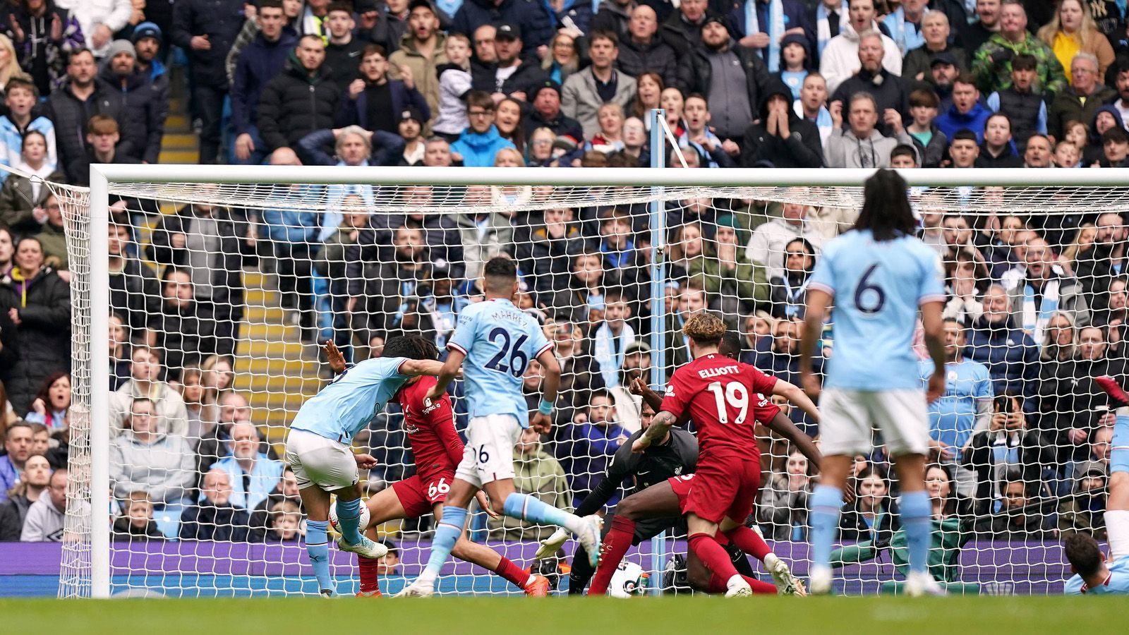 
                <strong>Manchester City gegen FC Liverpool: Schlüsselszenen des Spitzenspiels</strong><br>
                Und City drehte weiter auf, ließ nicht locker, legte sich das Klopp-Team zurecht. Die Stars von Guardiola konnten kurz nach der Führung am Strafraum nach Belieben kombinieren. Am Ende landete der Ball vor den Füßen von DFB-Nationalspieler Ilkay Gündogan, der in der 53. Minute zum 3:1 vollendete. Ein Doppel-Tiefschlag für den LFC, der dem Team endgültig den Zahn zog. Danach ging nichts mehr.
              