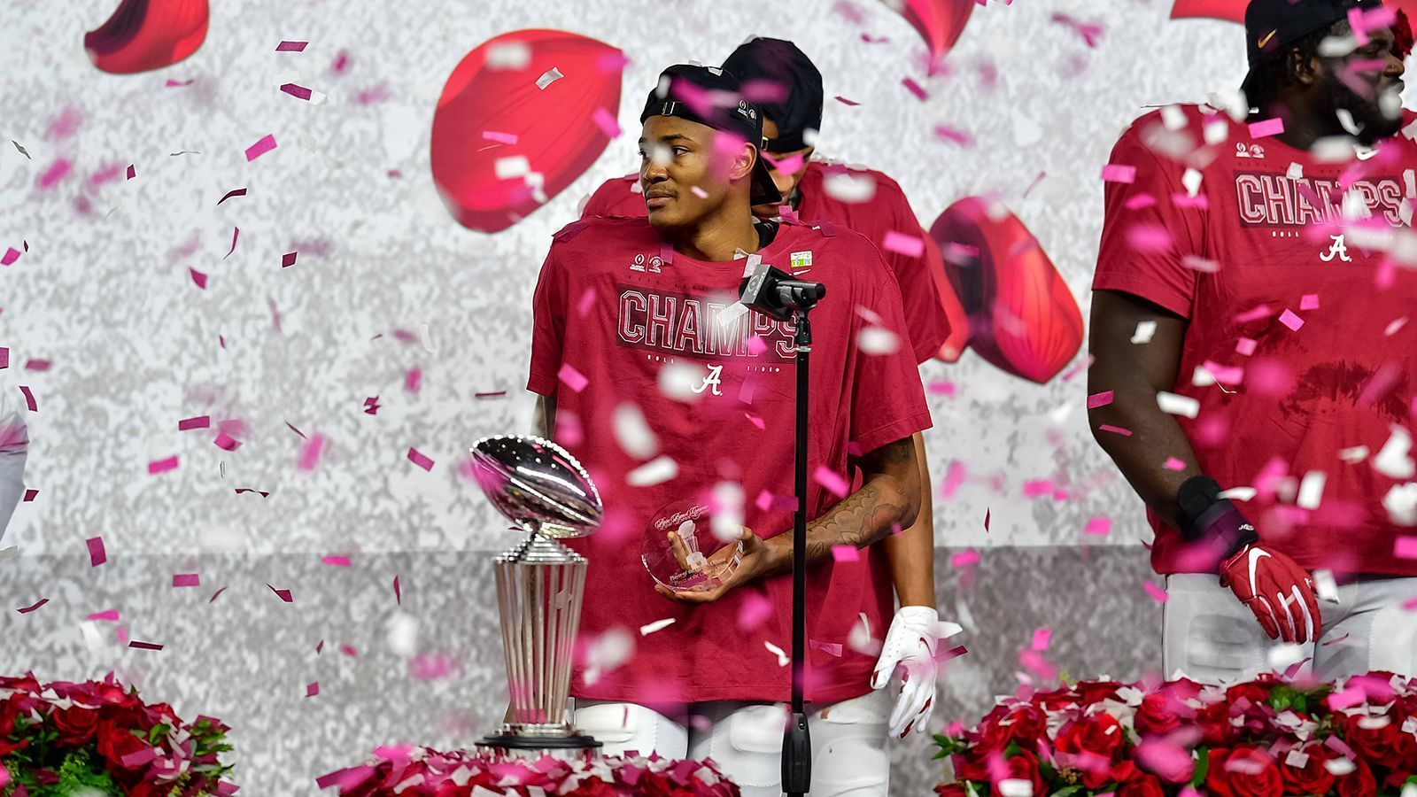 
                <strong>Kann sich DeVonta Smith in der NFL durchsetzen?</strong><br>
                Etwas überraschend gewann Smith die Heisman Trophy, was aber nicht heißt, dass er sie nicht verdient hat. Denn für gewöhnlich - und das zeigt auch die folgende Liste - geht die Trophäe an die Quarterback-Talente, die auch in diesem Draft-Jahrgang überragen. Smith spielte eine der besten Receiver-Saison der Geschichte, legte in seinem vierten und letzten College-Jahr 1.856 Receiving Yards und sensationelle 23 Touchdown-Catches auf. Doch Experten befürchten, dass sich das 79 Kilogramm leichte Talent nicht in der NFL durchsetzen kann. Sein Gewicht kommt immer wieder zur Sprache, Smith kontert: "Wir sind keine Bodybuilder. Das ist Football." Dennoch könnte er die Top 10 im Draft verpassen. Im Gegensatz zu vielen seiner Vorgänger.
              