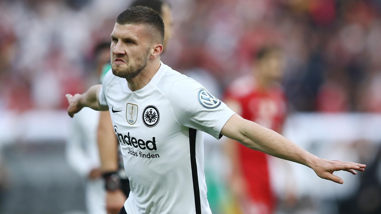 
                <strong>Eintracht Frankfurt</strong><br>
                Angesichts der Abgänge von Kevin-Prince Boateng, Omar Mascarell, Alex Meier, Marius Wolf und wahrscheinlich auch Ante Rebic muss eine neue Teamhierarchie entstehen. Besonders in der Offensive muss nachgebessert werden. Ein weiteres Problem: Die Hessen verfügen im Kader nicht über genügend Spieler mit deutschem Pass.
              