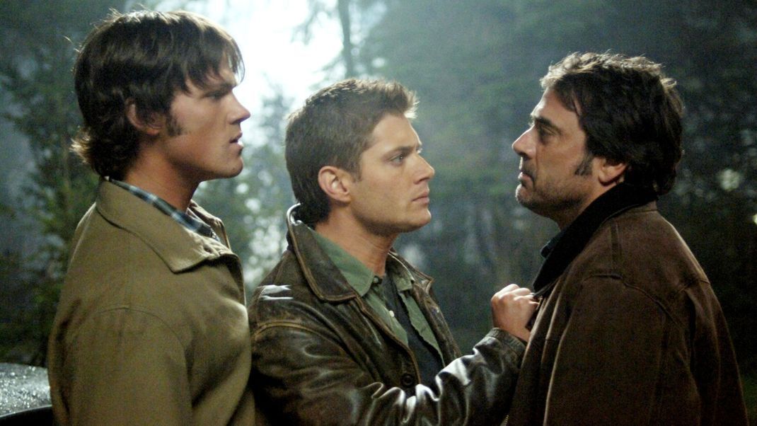 In Supernatural geht es um die Brüder Dean (Mitte) und Sam (links) und das mysteriöse Verschwinden ihres Vaters John. (rechts).