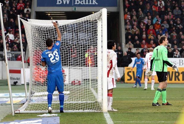 
                <strong>21.2.2009: Jens Lehmann (VfB Stuttgart)</strong><br>
                Nur drei Tage später schlägt der in England als "Mad Jens" verschriene Lehmann erneut zu. Den kurzzeitig herrenlosen Schuh von Hoffenheims Sejad Salihovic pfeffert er auf das Tornetz. Eigentlich ganz clever: Damit ist der schussstarke Bosnier für ein paar Sekunden aus dem Spiel.
              