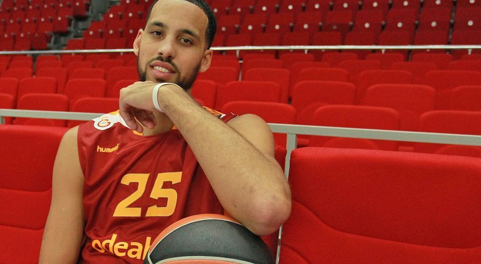 
                <strong>Austin Daye (Galatasary Istanbul)</strong><br>
                Small Forward Austin Daye war bereits bei sechs NBA-Teams aktiv. Im Draft 2009 wählten ihn die Detroit Pistons in der ersten Runde an der 15. Stelle aus. Nach vier Jahren in der "Motor City" ging es über die Memphis Grizzlies (2013), die Toronto Raptors (2013 - 2014) zu den San Antonio Spurs (2014 - 2015), mit denen er 2014 NBA-Champion wurde. Seine letzte Station waren die Atlanta Hawks (2015). 293 NBA-Spiele später und zwei Zwischenstationen in Italien und Saudi-Arabien ist Daye seit dem Sommer in Istanbul eine feste Größe und Teamkollege von Nationalspieler Tibor Pleiß.
              