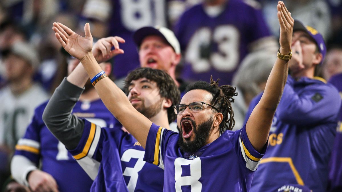 NFL, American Football Herren, USA Green Bay Packers at Minnesota Vikings Dec 29, 2024; Minneapolis, Minnesota, USA; Minnesota Vikings fans react against the Green Bay Packers during the second qua...