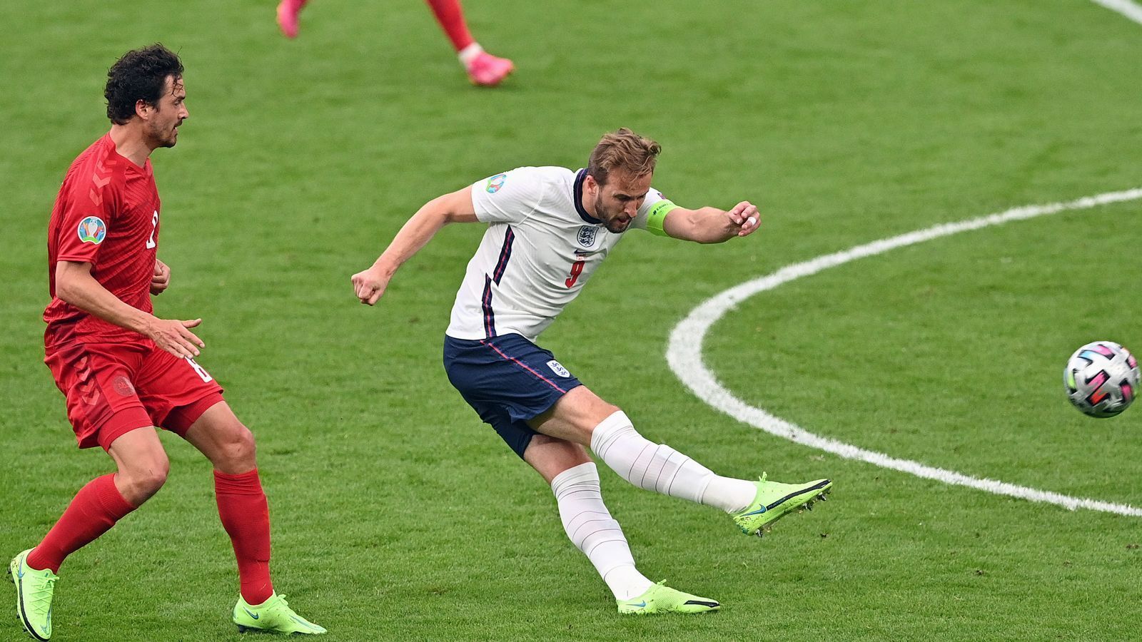 
                <strong>Harry Kane (England)</strong><br>
                Der beste Engländer an diesem Abend. Lässt sich früh auf die Außen fallen, setzt Sterling mit einer scharfen Flanke in Szene, der jedoch knapp verpasst (6.). Bleibt in der Folge als Vorbereiter aktiv, mit einem Zuckerpass auf Saka leitet er den verdienten Ausgleich ein (39.). Sehr robust im Zweikampf und holt immer wieder Freistöße rund um den Strafraum heraus. Als hängender Spielmacher gehen auch in der zweiten Hälfte fast alle gefährlichen Aktionen über ihn. Übernimmt in der Verlängerung Verantwortung vom Punkt - und schießt die Engländer im Nachschuss zur Führung. ran-Note: 1
              