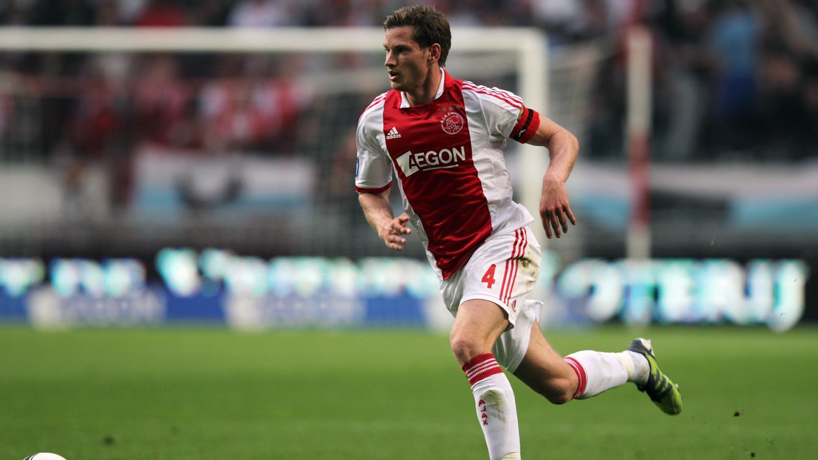 
                <strong>Abwehr - Jan Vertonghen</strong><br>
                Der bisherige Karriereweg von Alderweireld und Vertonghen ist fast identisch. Denn auch er wurde zunächst bei Germinal Beerschot, später bei Ajax Amsterdam ausgebildet und schaffte in der Eredivisie den Sprung zum Profi. Nach 220 Pflichtspiel-Einsätzen und 28 Toren verließ der Belgier 2013 den niederländischen Traditionsklub. Tottenham Hotspur schlug für kolportierte 12,5 Millionen Euro zu und sicherte sich den heute 31-Jährigen. Mittlerweile spielen also die früheren Ajax-Kumpels Vertonghen und Alderweireld zusammen in London - und noch ein dritter Ex-Ajax-Abwehrstar.
              