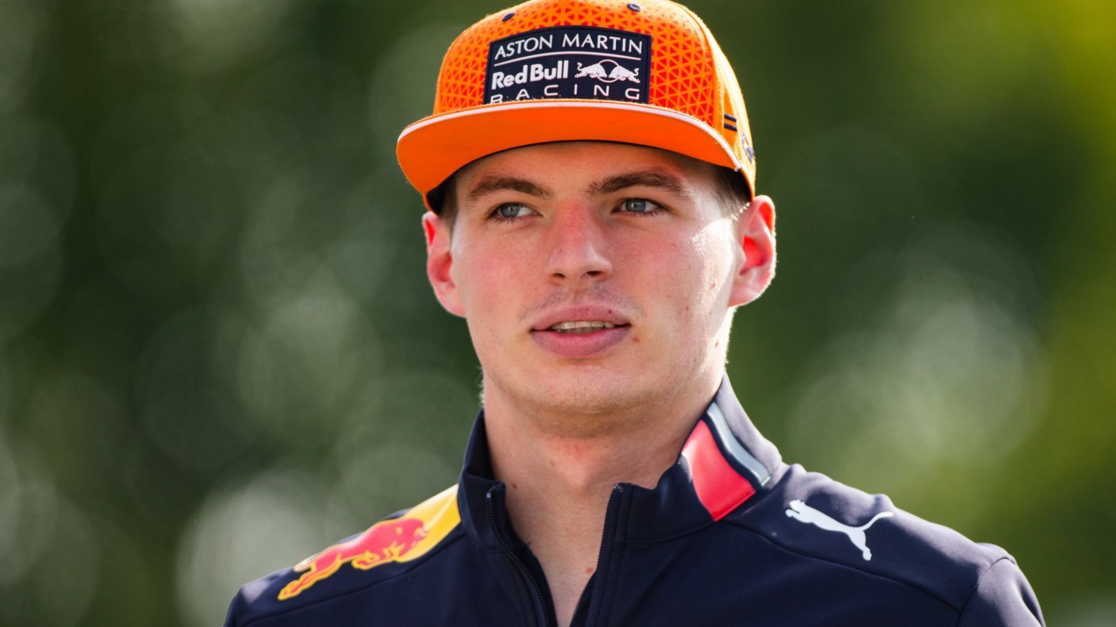 
                <strong>Sozialdienst</strong><br>
                Max Verstappen ist zwar Formel-1-Fahrer und wurde nicht in der Formel E bestraft, aber in der Saison 2018/19 saß er in der Elektrorennserie eine Strafe ab. Der Niederländer bekam nach einer Handgreiflichkeit gegen seinen Formel-1-Kollegen Esteban Ocon Sozialarbeit aufgebrummt. Beim Rennen in Marokko durfte Verstappen als Teil seiner Strafe dann verfolgen, wie schwierig die Arbeit der Rennleitung bei einem Event ist. "Jeder erledigt am Wochenende seine eigene Arbeit. Da war es gut, wirklich einmal zu sehen, was es benötigt, um diese wichtigen Entscheidungen zu treffen. Manchmal sind diese Entscheidungen für gewisse Personen nicht nett, aber sie müssen getroffen werden und du musst den Regeln folgen", sagte Verstappen.
              