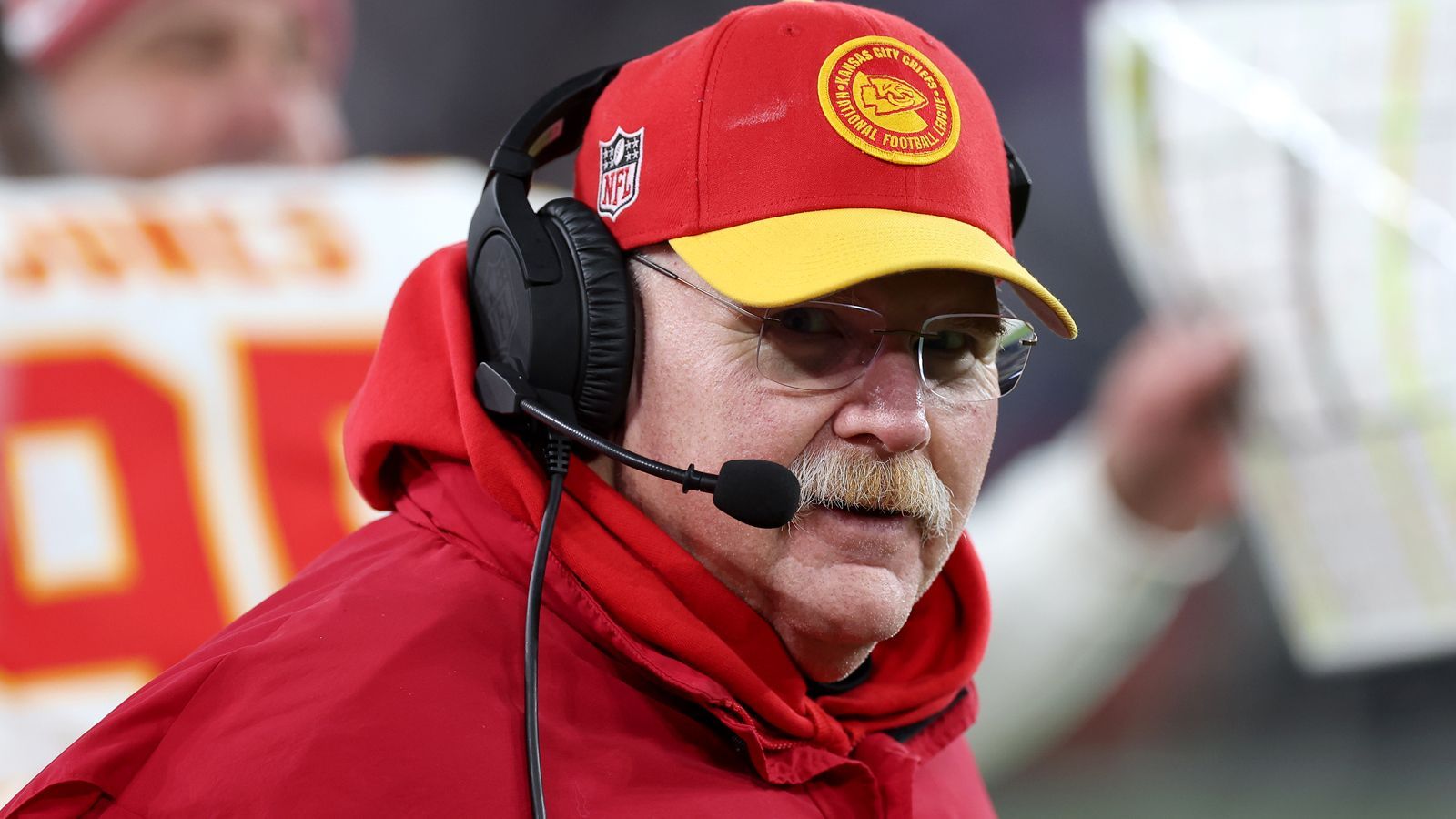 <strong>Ausgaben: Head Coach</strong><br><strong>Kansas City Chiefs:</strong> Andy Reid (12 Millionen US-Dollar)<br><strong>San Francisco 49ers:</strong> Kyle Shanahan (10 Millionen US-Dollar)<br>-&gt; damit landen beide in den Top 10 der Liga, aber nicht in den Top 5.